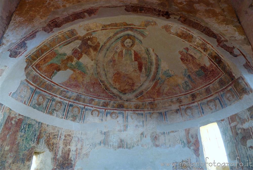 Netro (Biella) - Affreschi nell'abside centrale della Chiesa cimiteriale di Santa Maria Assunta